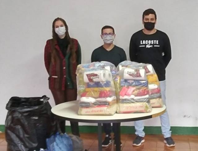 Blocos Kafetões e Carmelitas doam cestas básicas para famílias em dificuldades