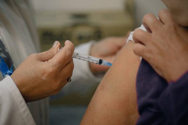 Vacinação contra a Covid-19 ocorre amanhã em Três de Maio para pessoas acima de 52 anos