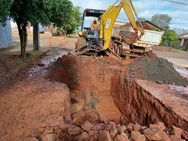 Rompimento de adutora deixa quatro bairros sem água em T. de Maio