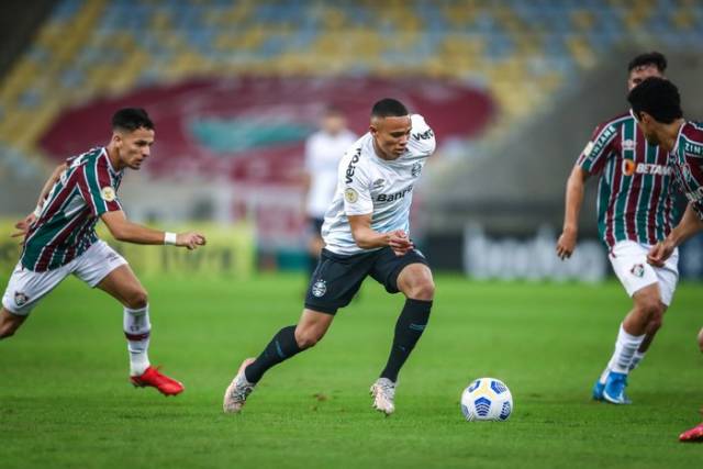 Grêmio faz de pênalti no fim, vence o Fluminense e deixa a lanterna do Brasileirão