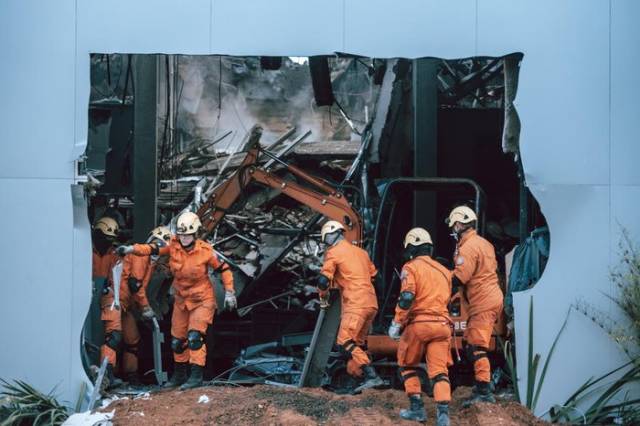 Bombeiros abrem dois acessos no prédio da SSP em trabalho de busca por colegas desaparecidos