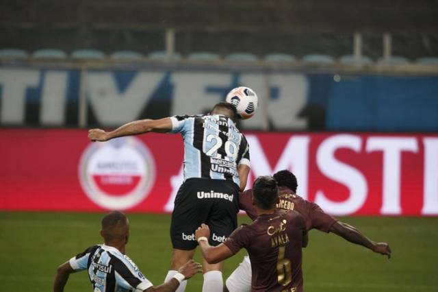 Grêmio leva a virada da LDU na Arena e é eliminado da Sul-Americana