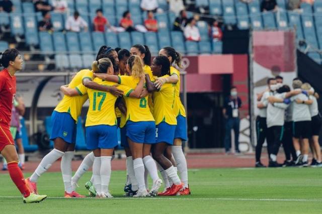 Com dois de Marta, Seleção feminina goleia a China na estreia das Olimpíadas