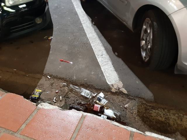 Garrafas long necks permanecem atiradas em pontos da Avenida Uruguai