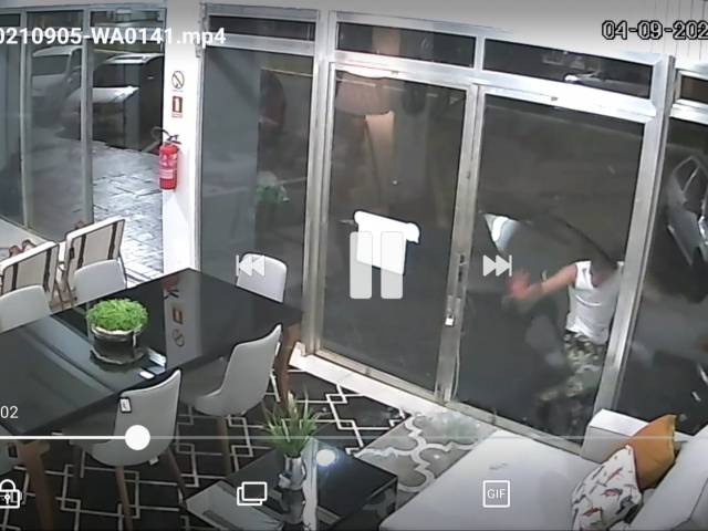 Câmera de monitoramento registra exato momento que homem quebra vitrine de loja no Centro de Três de Maio
