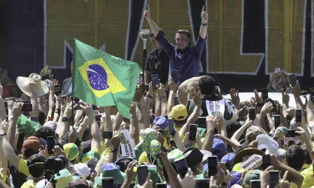 Presidente Bolsonaro participa de manifestação pró-governo em Brasília