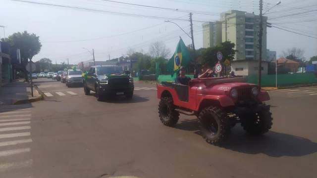Apoiadores de Bolsonaro realizam carreata com buzinaço em Três de Maio