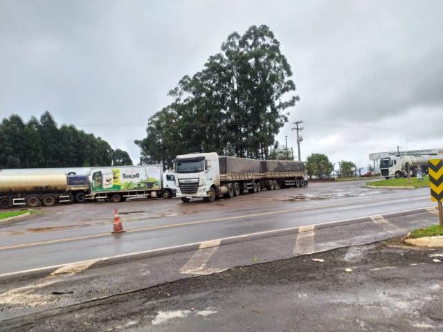 Um ponto de paralisação parcial na BR 472, entre Santa Rosa e Três de Maio