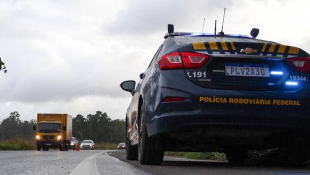 PRF desbloqueia rodovias ocupadas por caminhoneiros em oito estados