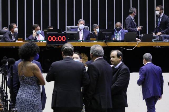 Deputados aprovam texto-base do novo Código Eleitoral