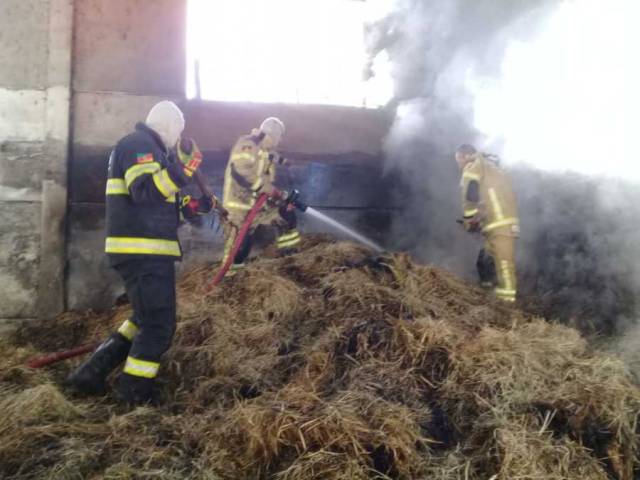 Incêndio atingiu depósito de feno em Linha Almeida, Boa Vista do Buricá