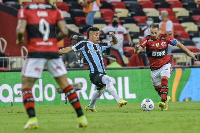 Com público no Maracanã, Grêmio volta a perder para o Flamengo e se despede da Copa do Brasil