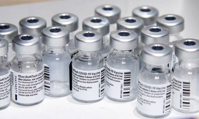 Ministério da Saúde suspende vacinação contra a Covid de adolescentes