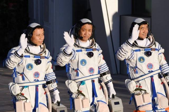 Astronautas chineses retornam à Terra após missão espacial de 90 dias