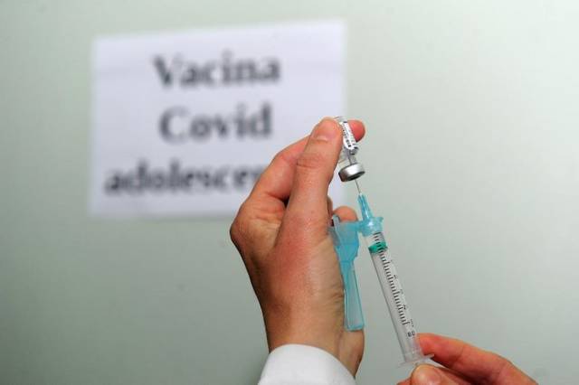 Lewandowski autoriza Estados e municípios a vacinar adolescentes sem aval do Ministério da Saúde