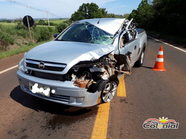 Colisão lateral envolve caminhonete e caminhão e deixa jovem ferido na BR 472 em Três de Maio