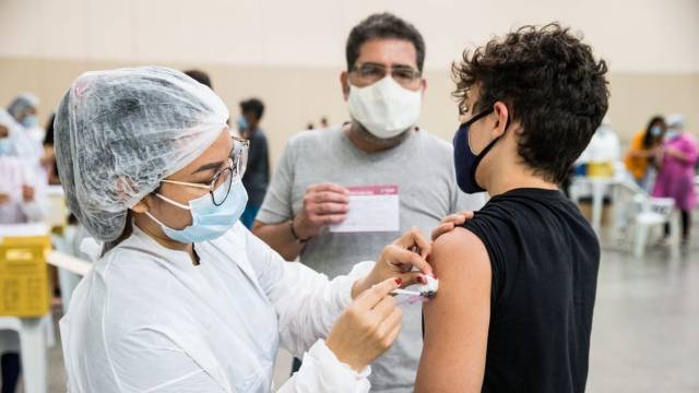 Ministério de Saúde volta atrás e recomenda vacinação de adolescentes sem comorbidades contra a covid