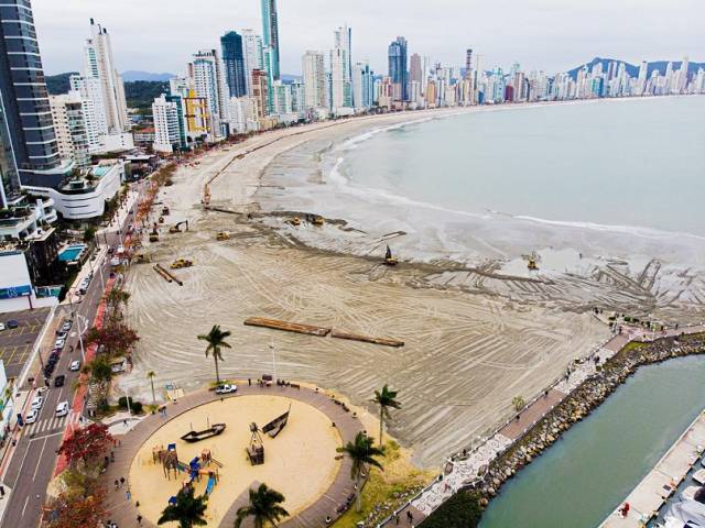 Seguem as obras de alargamento da faixa de areia em Balneário Camboriú
