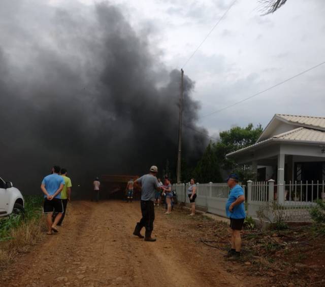 Incêndio de grandes proporções em Ponte Alta, São José do Inhacorá