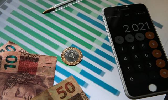 Dólar encosta em R$ 5,45 e fecha no maior valor desde abril