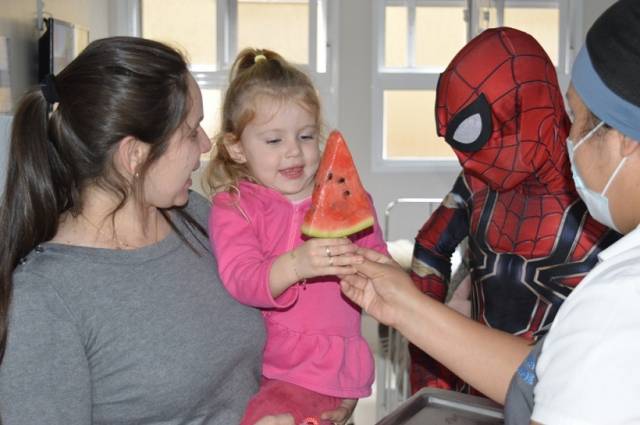 Visita de super-herói e lanche especial marcam Dia das Crianças no Vida & Saúde