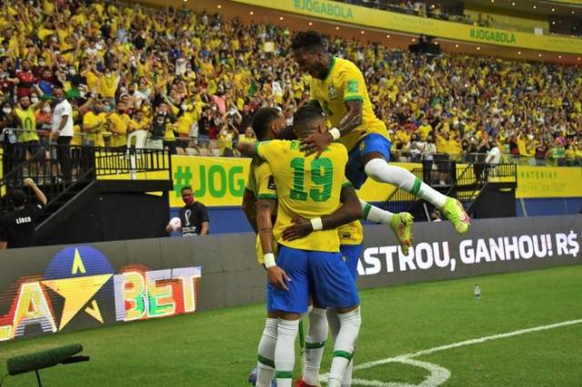 Com dois gols de Raphinha, Brasil goleia o Uruguai e encaminha classificação para a Copa do Mundo