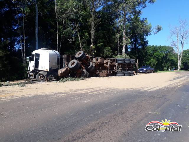 Carreta com carga de trigo tomba na BR 472 em Três de Maio