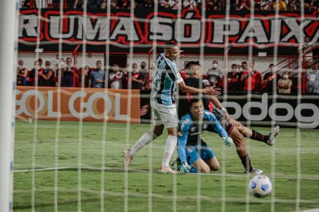 Grêmio leva 2 a 0 do Atlético-GO e perde nova chance de sair do Z-4 do Brasileirão