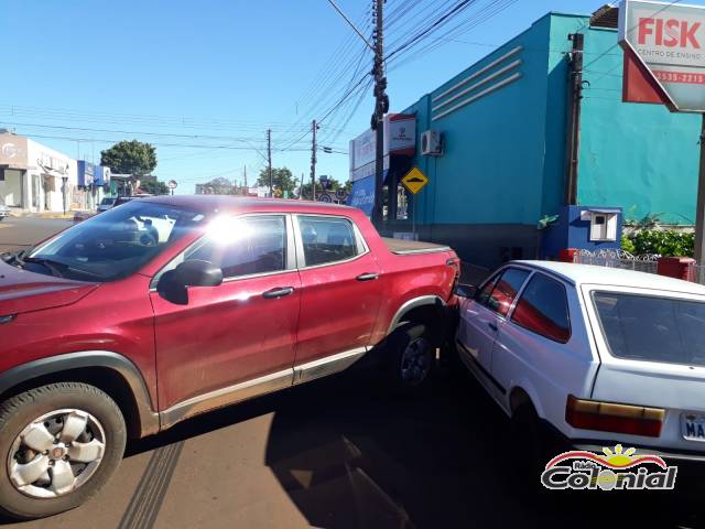 Veículo desgovernado bate em carro estacionado na Rua Horizontina