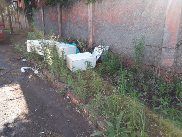 Descarte irregular de lixo no Centro de Três de Maio
