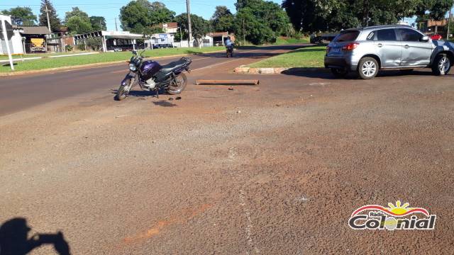 Colisão envolve carro e moto e deixa uma pessoa ferida no trevo de acesso a Independência