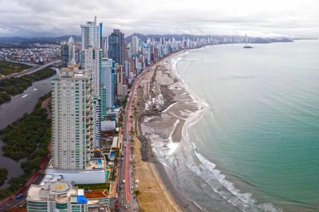 Balneário Camboriú conclui dragagem para ampliação da faixa de areia