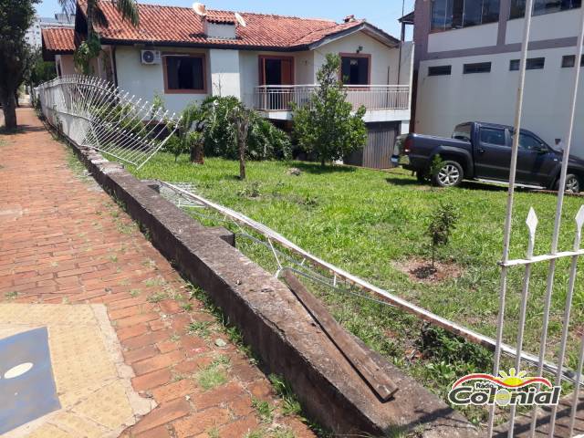 Depois de colisão contra automóvel caminhonete entra no pátio de residência, no Centro da cidade