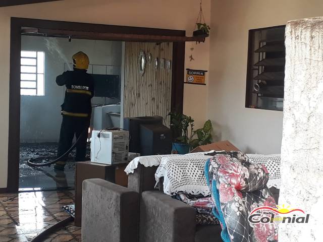 Residência incendeia e tem danos de grande monta em seu interior, em Três de Maio