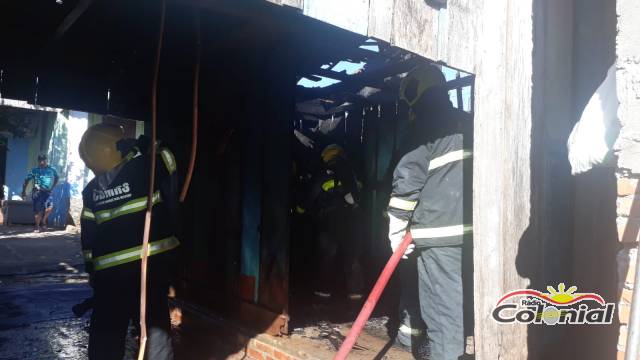 Bombeiros combatem incêndio em residência em Três de Maio