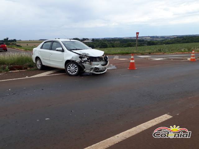 Acidente envolve dois veículos no trevo de acesso a Três de Maio, na localidade de Bela Vista