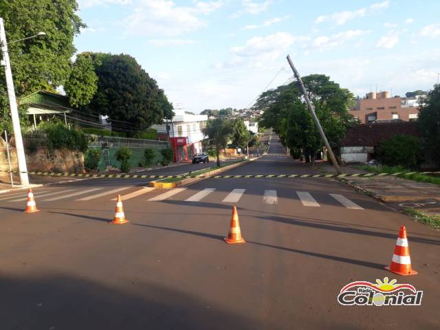 Poste da rede de energia com a estrutura comprometida interrompe o trânsito na Av. Buricá