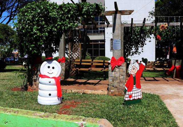Vândalos quebram janelas da Casa do Papai Noel e furtam enfeites em Três de Maio