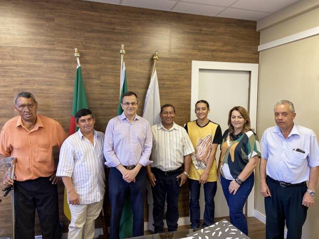 Prefeito de Santa Rosa doa salário para a Associação de Moradores da Vila Bom Sucesso