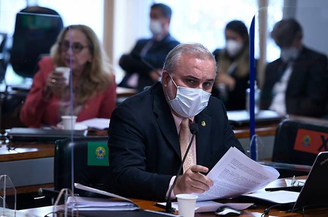 Projeto que reformula política de preço da Petrobras é aprovado