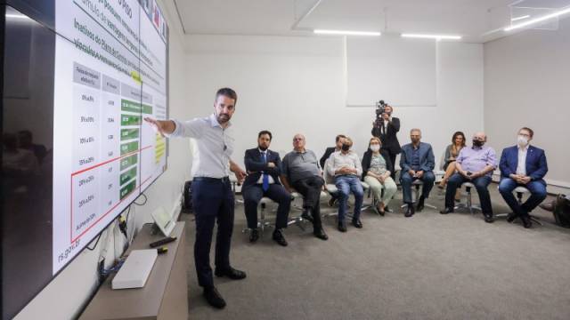 Nova proposta de Leite prevê reajuste salarial para professores aposentados