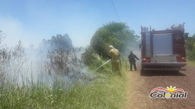 Bombeiros combatem incêndio em vegetação do bairro São Francisco, em Três de Maio