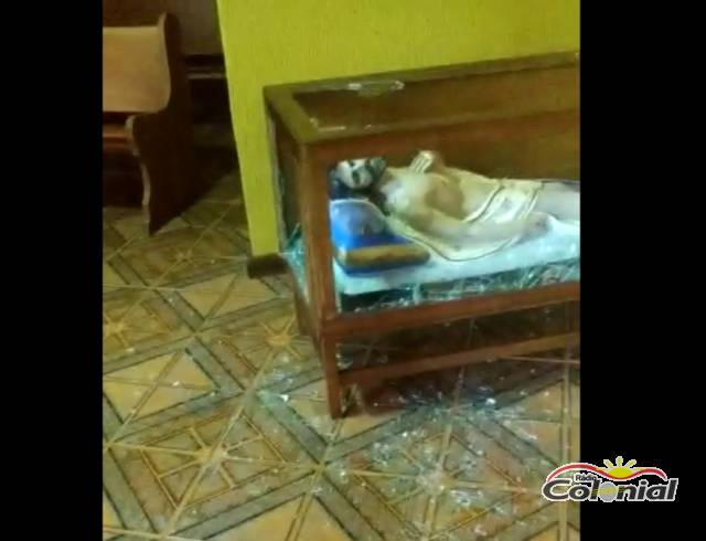Mulher surta e vandaliza Igreja Católica em Independência
