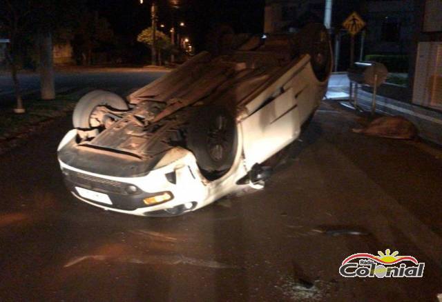 Veículo capota após colisão no Centro de Três de Maio