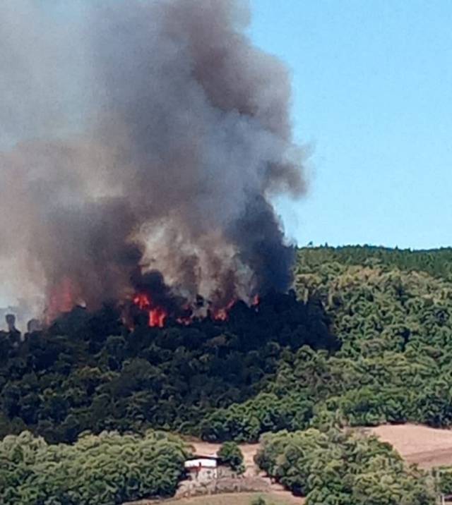 Corpo de Bombeiros de Três de Maio combate incêndio no interior de Boa Vista do Buricá