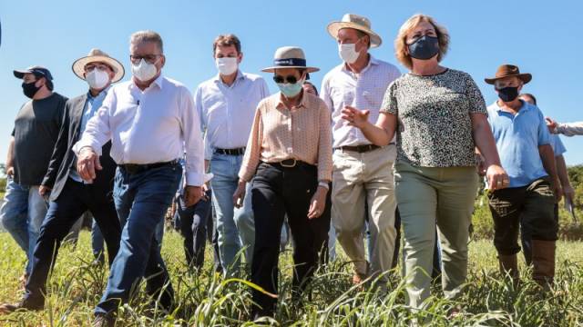 Ministra da Agricultura visita propriedade que perdeu todo o milho em Santo Ângelo