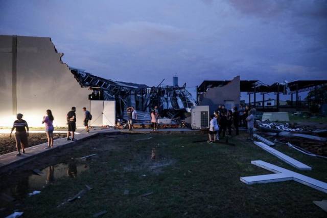 Tempestade destrói escola, deixa pessoas desabrigadas e bloqueia ruas em Guaíba