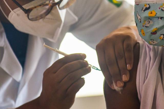 Apesar de preocupante, situação do RS não é tão grave graças à vacinação, afirmam especialistas