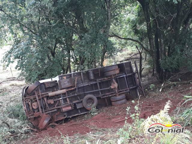 Motorista perde o controle de caminhão após passar por desnível na RS 342 e tomba em barranco, em Três de Maio