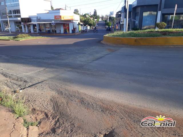 Buraco aberto pela CORSAN e sem reparo, gera transtornos em rótula de Três de Maio; VEJA VÍDEO